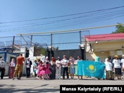 Шыңжаңдағы туыстарына араша сұрап, Қытай консулдығы алдына келіп тұрған адамдар. Алматы, 18 мамыр, 2021 жыл
