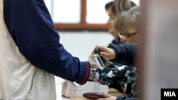 Архивска фотографија- гласање на изборно место во Скопје