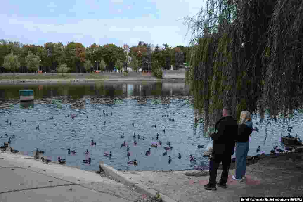 Гараджане кормяць качак на возеры ў Юбілейным парку