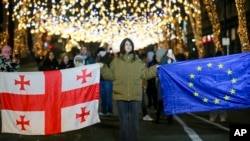 Грузия менен Евробиримдиктин желектерин көтөргөн демонстранттар. 22-декабрь, 2024-жыл. Тбилиси. 