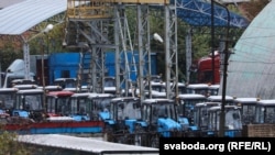 Запасы гатовай прадукцыі МТЗ на вуліцы ў Менску