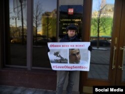 Антон Долін під час акції в Москві на підтримку Олега Сенцова. Архівне фото