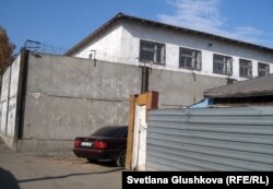 Улица Мостопоезд -463 находится по соседству со следственным изолятором КНБ. Астана, 16 октября 2011 года.