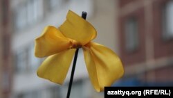 Cары лента - қала атауын ауыстыруға қарсылық белгісі. Петропавловск, 29 қыркүйек 2010 жыл.  