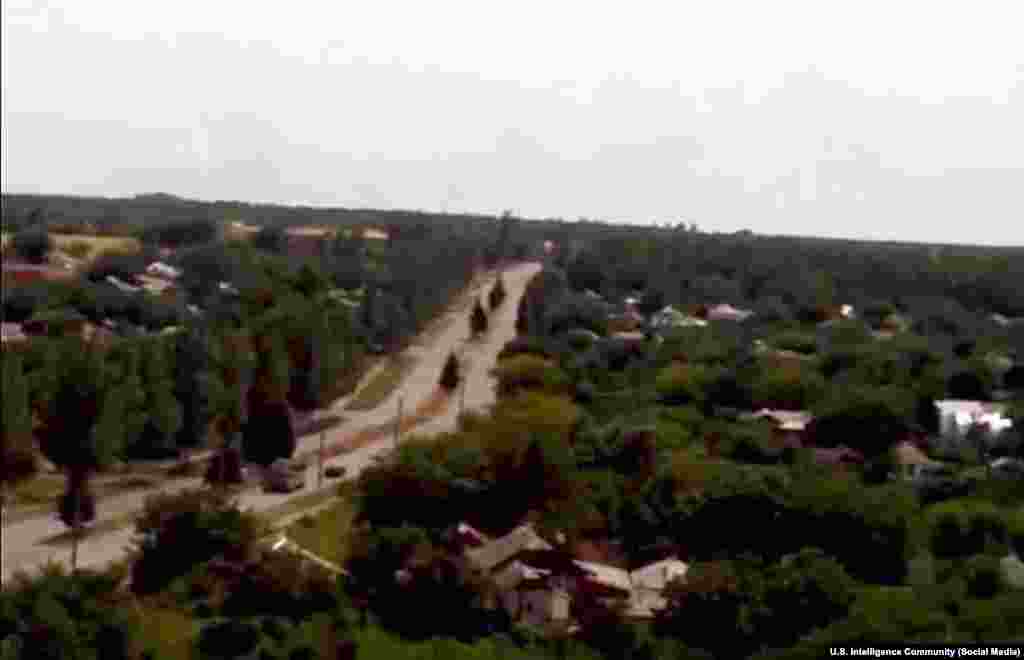 АКШ рәсмиләре белдерүенчә, социаль медиага чыгарылган бу фотода Малайзия очкычы бәреп төшерелгәннән соң Краснодон шәһәре яныннан Русиягә таба баручы "Бук" системы сурәтләнә.