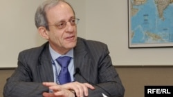 Danijel Server je profesor na Univerzitetu John Hopkins u SAD i stručnjak za Balkan, koji je 90-ih bio specijalni izaslanik američkog Stejt departmenta za Bosnu i Hercegovinu