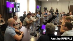 Яшьләрнең бер өлеше утырышка "Мин/Без – Тәбрис" футболкаларын киеп килде