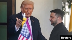 Претседателот на САД Доналд Трамп и украинскиот претседател Володомир Зеленски, Вашингтон, 17 октомври 2025 година