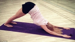 Гульнара Каримова во время занятий йогой