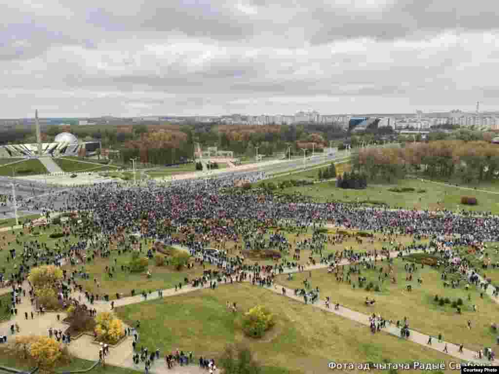 "Минск&nbsp;&ndash;&nbsp;қаһарман қала" стелласының төңірегіне тосқауыл қойылмағанымен, ескерткішке баратын баспалдақты күш құрылымдары өкілдері бақылап тұрды. Билік өкілдері дауыс зорайтқыш құралдан жұртқа акцияның заңсыз екенін ескертумен болды.