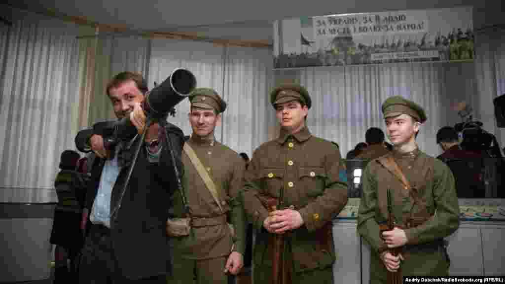 Голова&nbsp;Українського інституту національної пам'яті&nbsp;Володимир В'ятрович пробує на вагу кулемет Льюїса (вага із боєкомплектом близько 20 кілограмів). Під час Першої світової він був одним із найбільш &laquo;високотехнологічних&raquo; видів зброї&nbsp;