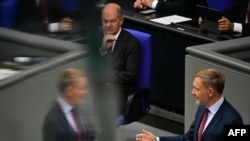 Nemački kancelar Olaf Šolc gleda u tadašnjeg ministra finasija Kristijana Lindera koji govori u Bundestagu, 10. septembar 2024.