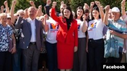 Partidul „Moldova Mare”, condus de fosta procuroare Victoria Furtună (centru), aflată pe lista sancțiunilor europene, a fost exclus din cursa electorală pentru alegerile parlamentare din 28 septembrie