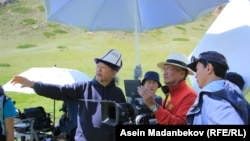 Эрнист Абдыжапаров "Саякбай манасчы" тасмасын тартуу учурунда.