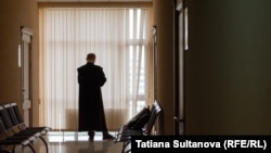 Un avocat așteaptă începutul ședinței la Judecătoria Buiucani.