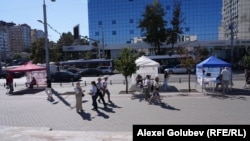 Corturi de campanie instalate pe bulevardul Ștefan cel Mare din Chișinău