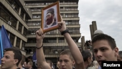 Podržavaoci Draže Mihailovića ispred Suda u Beogradu čekaju odluku o rehabilitaciji