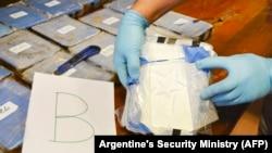 Упаковки з кокаїном, виявлені в школі при російському посольстві в Аргентині