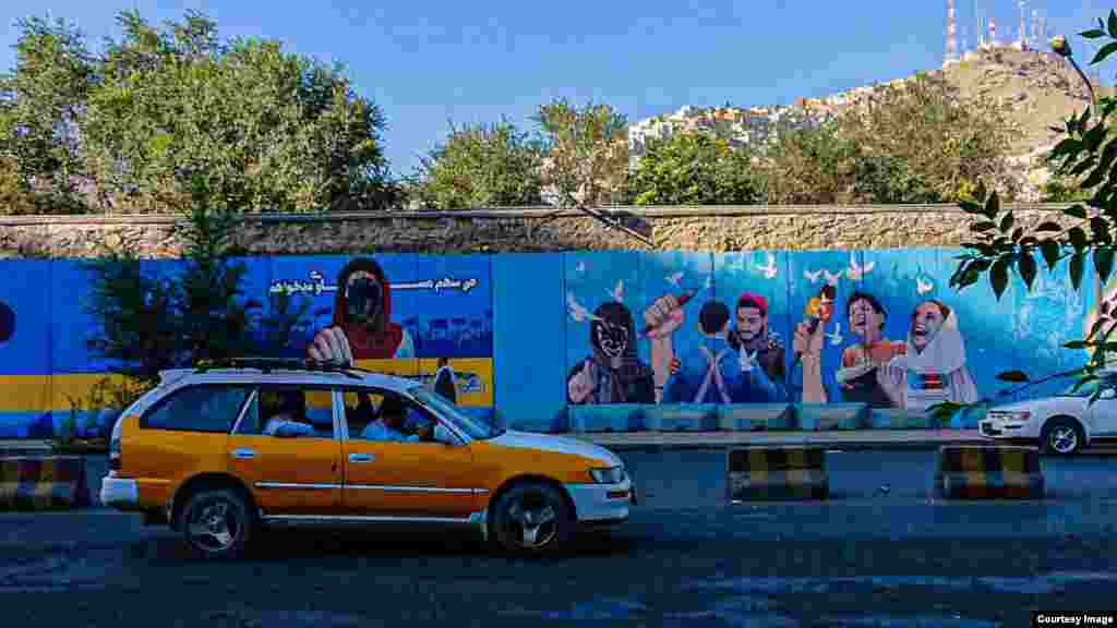 Një mural në Kabul për të drejtat e grave dhe për lirinë e mediave, me fytyrat e fshira të grave. Disa përdhosje të imazheve, si këto, besohet të jenë bërë nga banorët, të cilët mbështesin talibanët dhe pikëpamjet e tyre.