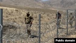 Кыргызтан менен Тажикстандын чек арасына зым тартуу иши. 