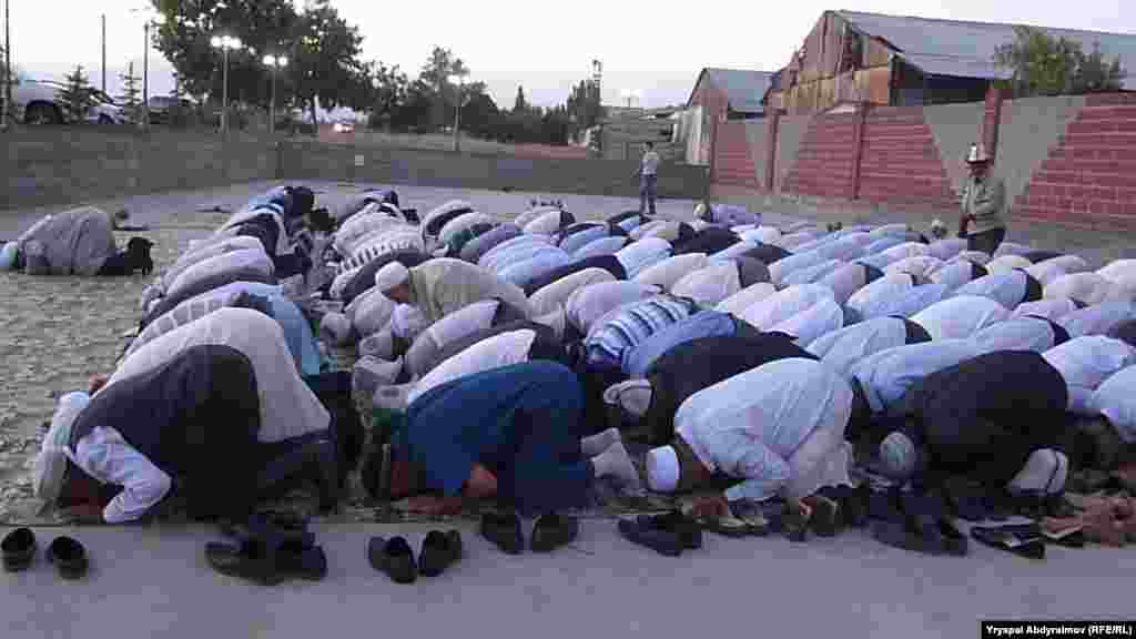 Верующие молятся в мечети&nbsp; "Насирдин-Ата" в Джалал-Абаде