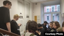 Многие, пришедшие на процесс по делу Наоко, не смогли попасть внутрь