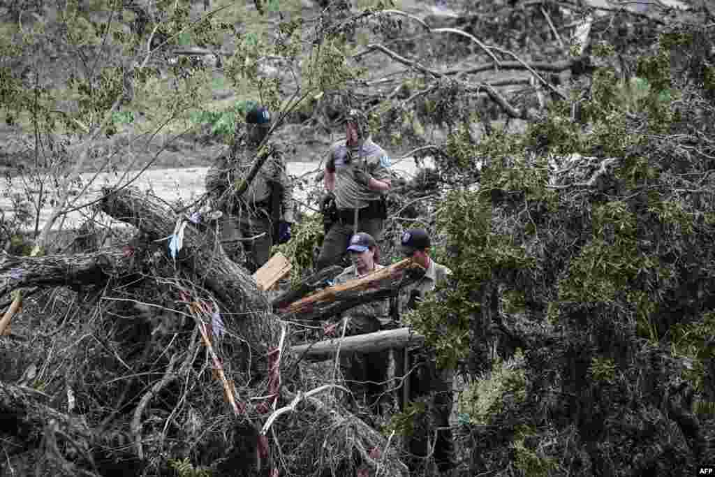 ტეხასის ცენტრში წყალდიდობა 4 ივლისის ღამეს, ძლიერი წვიმის შედეგად დაიწყო. მეტეოროლოგები ამბობენ, რომ რამდენიმე საათში რამდენიმე თვის ნალექი მოვიდა და ყველაფერი წალეკა.