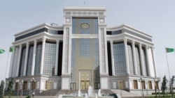 Türkmenistan raýatlaryň konwertasiýa edip bilýän pulunyň möçberini iki esse azaltdy