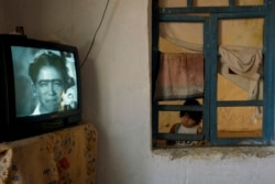 Маленькая девочка в цыганском поселении возле Бухары смотрит фильм советской эпохи. Это одно из излюбленных мест Анзора для фотографирования с тех пор, как местные приняли его в свой круг несколько лет назад.