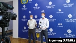 Игорь Яременко (оңдо) сүйлөп жатат. 2020-жылдын 8-сентябры.