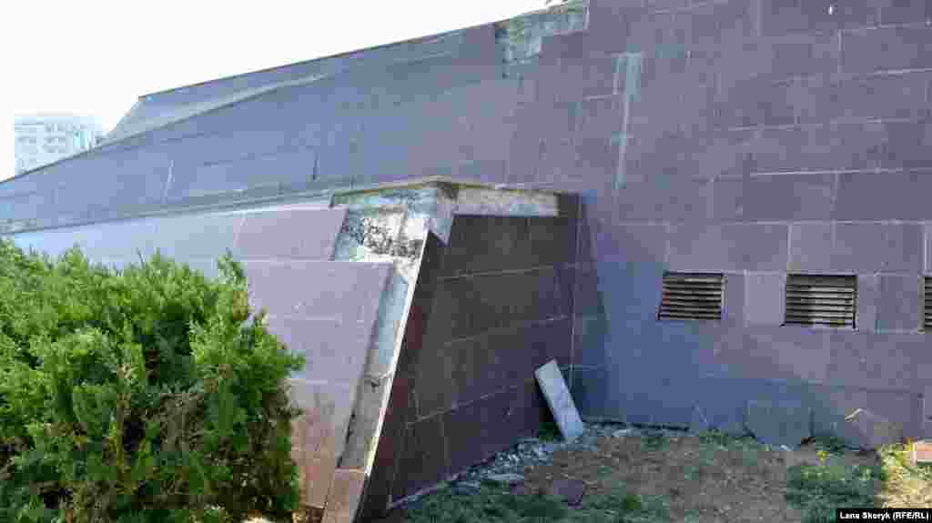 Плитка, що обвалилася, і її шматки складені поруч з пам'ятником