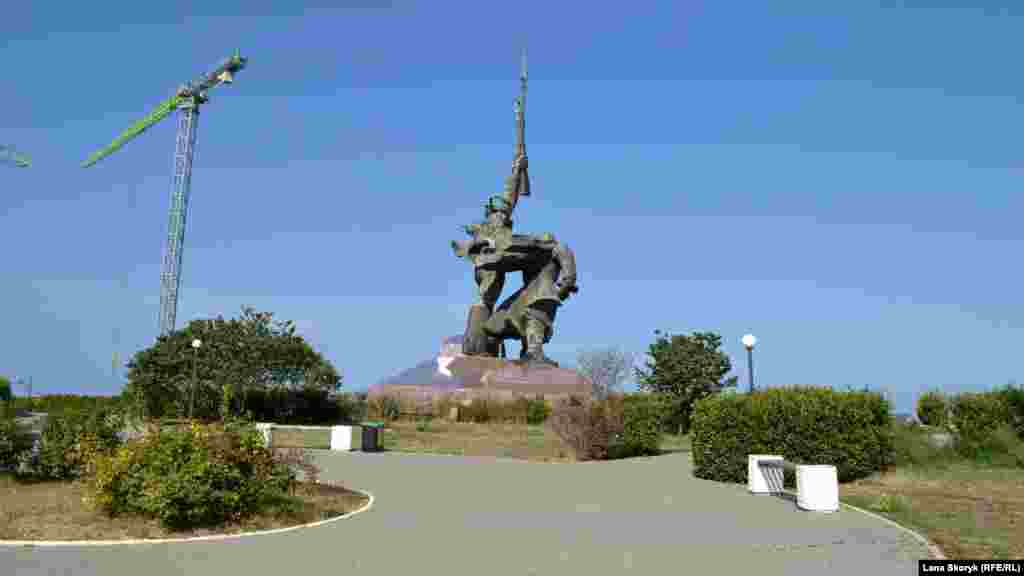 Поруч з пам'ятником &laquo;Матросу і Солдату&raquo; триває будівництво об'єктів так званого &laquo;культурного кластера&raquo;