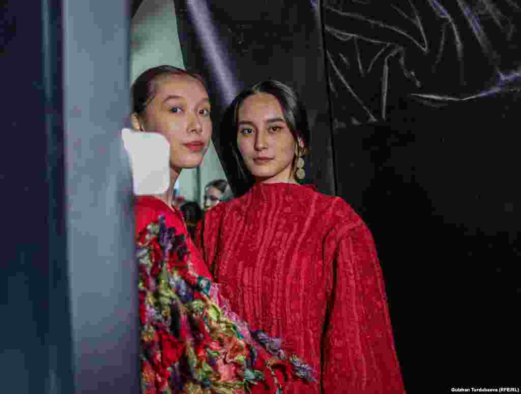 Сочные красные платья коллекции "Уулман".