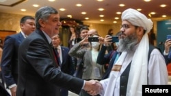 Спецпредставитель президента РФ по Афганистану Замир Кабулов и член делегации движения "Талибан" Мавлави Шахобуддин Диловар. Москва, 20 октября 2021 года