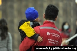 Ирактан кайтарылган кыргызстандык бала. Архивдик сүрөт.