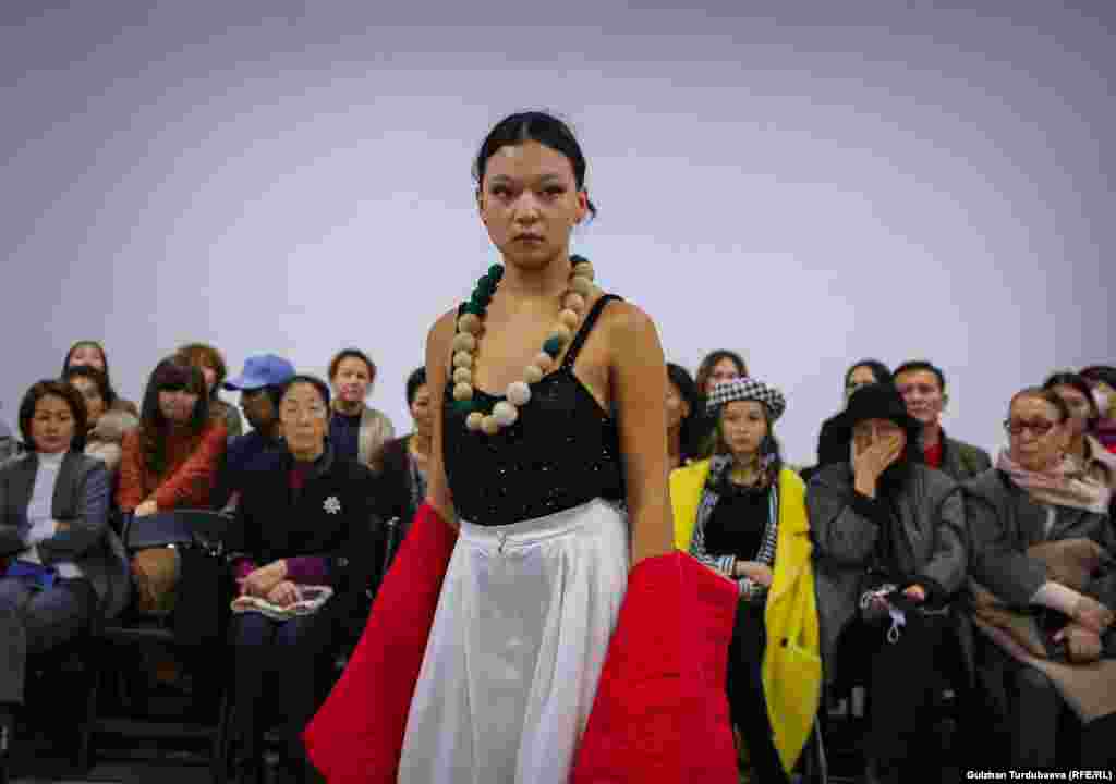 Девушки дефилировали по подиуму в одежде с национальными элементами.