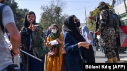 شماری از فعالان حقوق زن در یک راهپیمایی اعتراضی در کابل