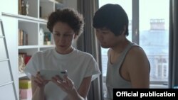 Орусиялык актриса Ксения Раппопорт жана Нурбол Кайратбек уулу тартылган фильмдеги кадр.