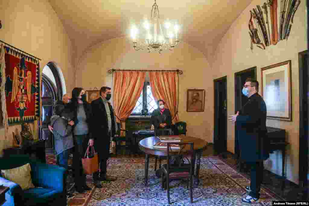 Într-unul dintre saloanele aflate la etaj, Regele Mihai a fost forțat să semneze un act ilegal de abdicare, la&nbsp;30 decembrie&nbsp;1947.