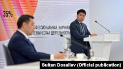Президент Садыр Жапаров и его пресс-секретарь Эрбол Султанбаев. 