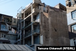 ამ ეზოში ყველა შენობას მიშენება ან გაფართოება აქვს გაკეთებული