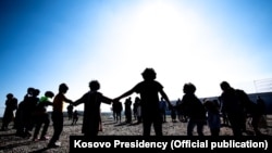 Disa fëmijë afganë duke luajtur në kampin Bondsteel, 27 tetor 2021.