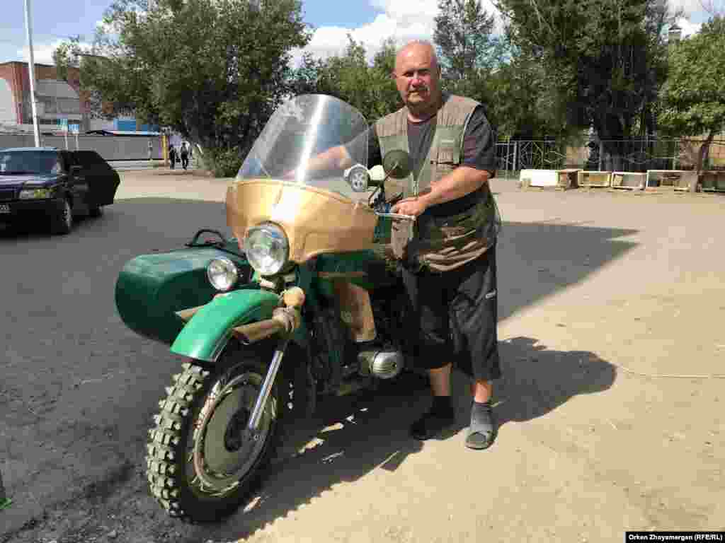 Совет өкіметі тұсында, 1985 жылы шыққан "Урал" мотоциклін әлі теуіп жүрген Арқалық тұрғыны.