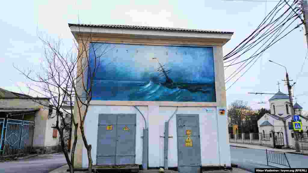 На фоне запустения встречаются и исключения. Например, мурал на трансформаторной подстанции