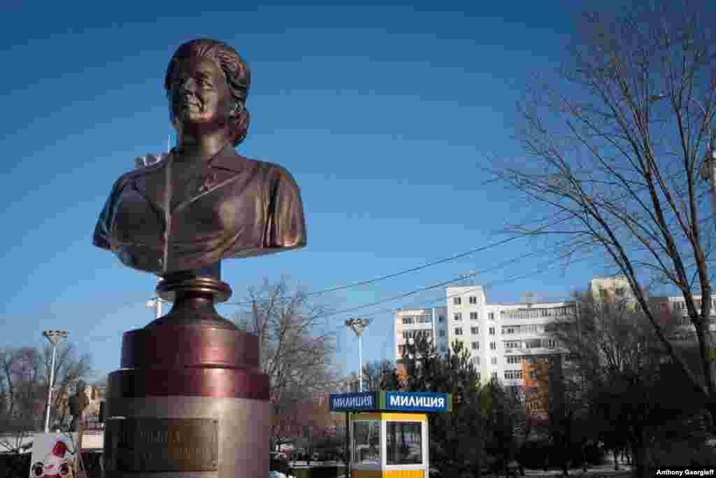 A small statue park honors historical figures associated with the "struggle for national independence." A police booth, labeled "militia," can be seen in the background.