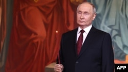 ولادیمیر پوتین در مراسم عید پاک ارتدکس در کلیسای جامع مسکو، ۵ مه ۲۰۲۴