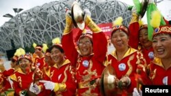 Жители Пекина на олимпийском стадионе "Птичье гнездо". 31 июля 2015 года.