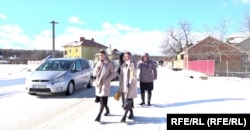 Etnici români dintr-un sat din regiunea Cernăuți, fotografiați în 2022 de un jurnalist Europa Liberă, înainte de începerea războiului.