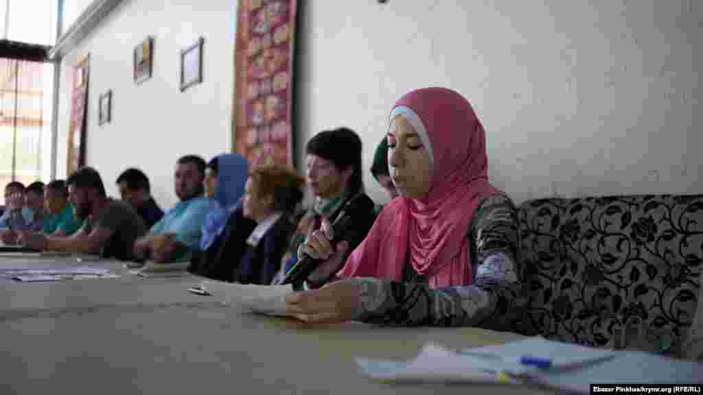 Advokatlar ve imayecilerden soñ siyasiy mabüslerniñ soyları söz aldı. Sürette ekinci "Hizb ut-Tahrir davası"nıñ iştirakçisi Remzi Bekirovnıñ qadını Halide, aqayı SİZOda yazğan mektüpni oquy