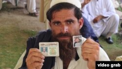 پېښور کې د احتجاج پرمهال د خپلې کورنۍ د ورک تن شناختي کارډ په لاس یو احتجاجي